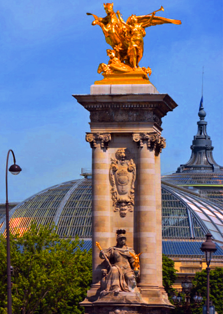 2016-07-18_Grand Palais w Gilded Fames Sculptures on the Socle Counterweights ��ʹ���޴�ʯ���϶ƽ���ʿȺ��0001.JPG