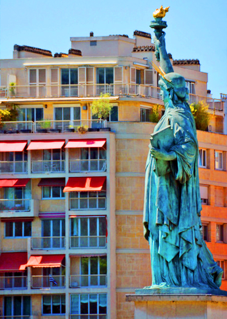 2016-07-18_Statue of Liberty on the Île aux Cygnes_ River Seine in Paris. Given to the city in 1889_ it faces southwest_ downriver along the Seine. ��������Ů��0001.JPG