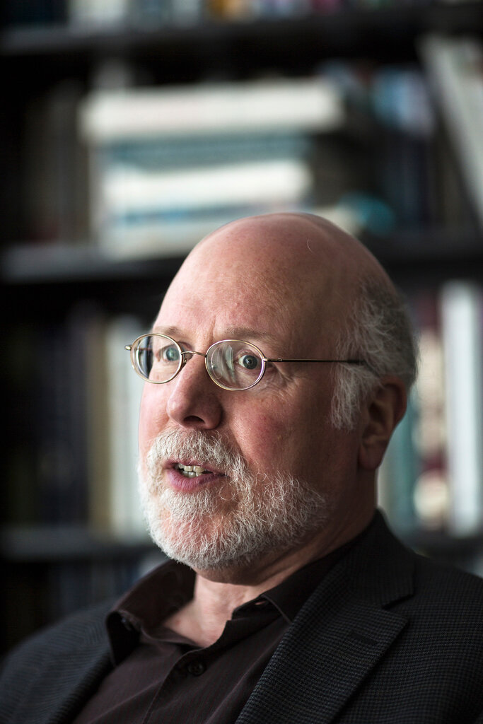 据史蒂芬·科斯林为爱泼斯坦撰写的一封推荐信所述，他经常与爱泼斯坦探讨科学问题，并称爱泼斯坦先生是他某项社会科学理论的“唯一合作者”。