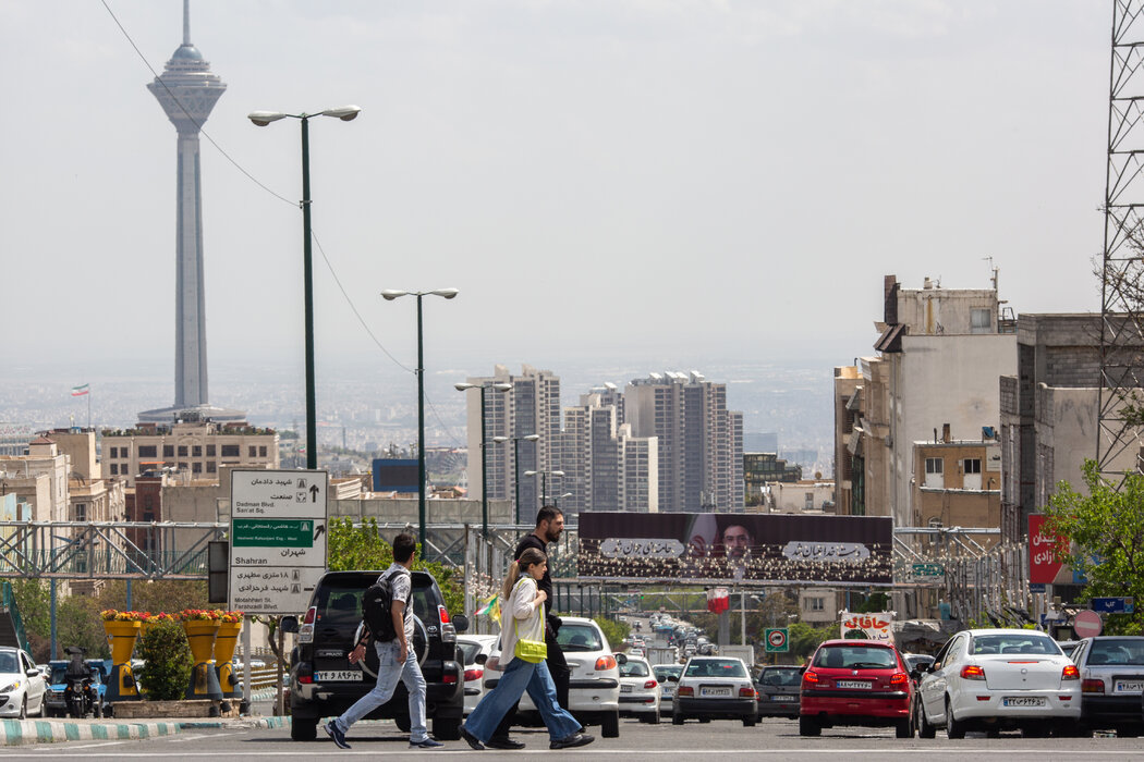 周二，德黑兰的行人。街道上悬挂着新任最高领袖穆杰塔巴·哈梅内伊的横幅。