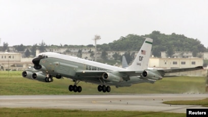 资料照片：一架美国RC-135电子侦察机从日本冲绳岛嘉手纳空军基地起飞。(2001年4月6日)
