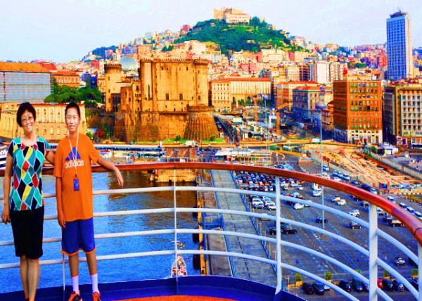 2015-06-14_View from the Port of Naples on Castle Nouvo ���ǲ���˹�ۿڸ���±�.jpg