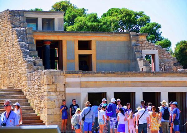 2015-06-16_Knossos_Façade of the Fully Restored Throne Room Complex.jpg
