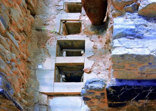 2015-06-16_Knossos_Storage Magazine of the West Wing w Pithoi.jpg