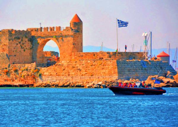 2015-06-17_Naillac Tower, the Terminal of the Wall Belt Facing the Harbour & Used as a Watch Tower0001.JPG