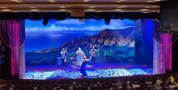 5-1 台上大美女们舞姿翩翩.jpg