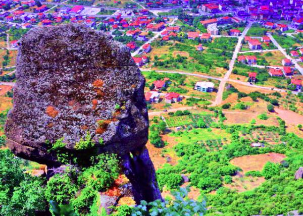 2015-06-21_Town of Kalambaka_Rock Pillar Weathed by Water, Wind, and Extremes of Temperature on the Vertical Faults ˮ�L�ʹ�ֱ�����ϘO�˜ض��L���γɵ�����-20001.JPG