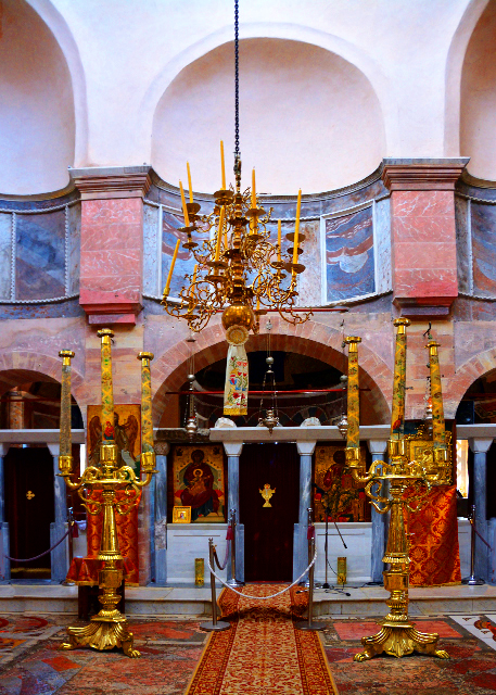 2015-06-22_Central Apse Flanked by 2 Prothesis, Featuring Elaborate Marble Surfaces, Large Brass Candle Stands, & a Ornate Central Chandelier�ڲ������Ծ����Ĵ���ʯ̨�桢���ͻ�ͭ��̨�ͻ������������Ϊ��.jpg