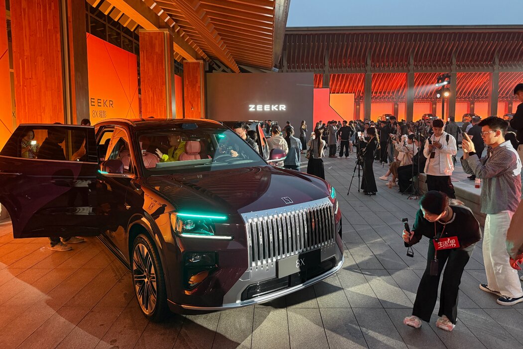 �����ڌ���չ�����¿�Zeekr 8X���ʽ��τ���SUVģ�͡�