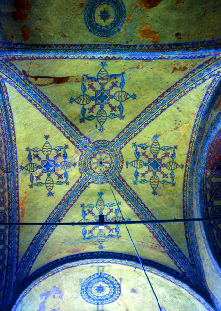 2015-06-27_Hagia Sophia_Ceiling Decoration Showing Original Christian Cross Still Visible through the Later Aniconic Decoration �컨��װ����ʾ��ԭʼ�Ļ�����ʮ�ּܣ��ں����Ǳ�־װ����0001.JPG