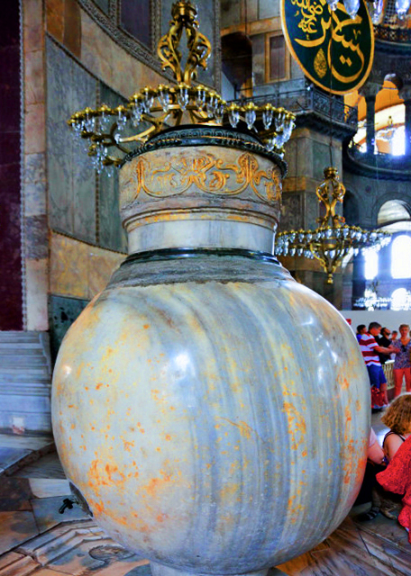 2015-06-27_Hagia Sophia_Lustration Urn Brought from Pergamon by Murad III & Carved from A Single Block of Marble in the 2nd Century BC ���������������������ųǴ����Ľྻ�ǻҺ�0001.JPG