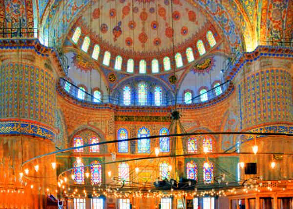 2015-06-27_More Than 200 Stained Glass Windows w Intricate Designs Admitting Natural Light Assisted by Chandeliers ��������Ƶ�200�����ɫ������������Ȼ���븨����֦�ε���-140001.JPG