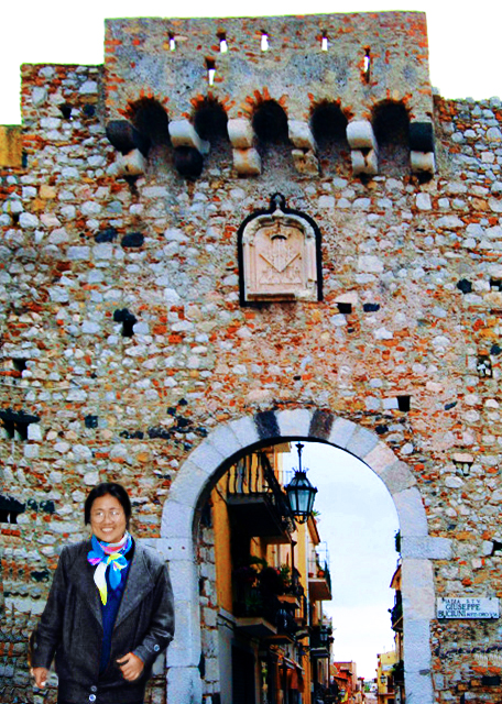 2015-07-02_Taormina_Piazza Giuseppe Buciuni w Gate of Catania-10001.jpg