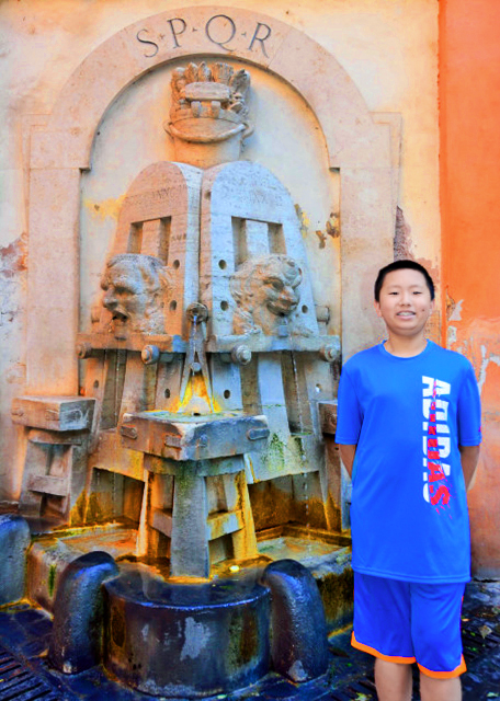 2015-07-05_Via Margutta_17C Fontana delle Arti Sad & Happy Faces Symbolizing the fluctuating Moods Typical of Artists._2 Carved Faces Pour the Weak Water Streams into 2 Small Bat ����0001.JPG