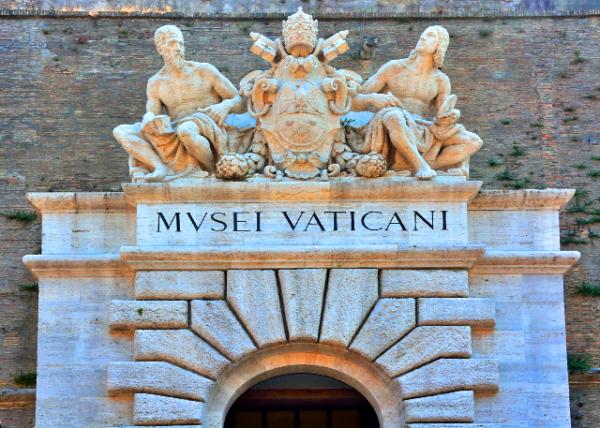 01_2015-07-04_Vatican Museums_Entrance0001.jpg