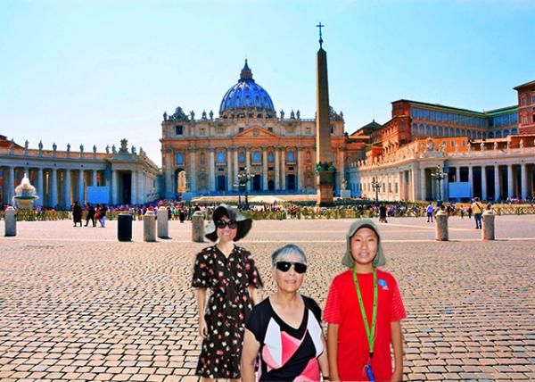 05_2015-07-04_Vatican_Panorama of St. Peter's Square @ Maderno's Fountain-10001.jpg