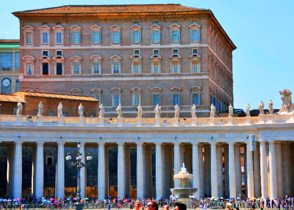 07_2015-07-04_Vatican_Bernini's Colonnade of Apostolic Palace0001.jpg