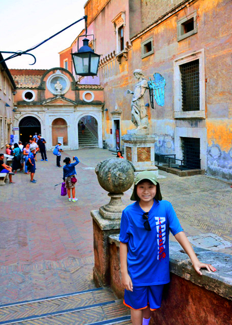 09_2015-07-05_Castel Sant'Angelo_Statue of Michael the Archangel by Raffaello da Montelupo in Angel Courtyard ��ʹͥԺ����ʹ��ʥ�����յ���0001.JPG