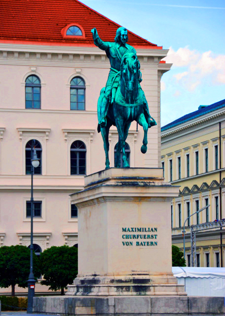 2017-07-01_Statue_Wittelsbacherplatz_Statue Maximilian Churfuerst von Bayern ������������һ��0001.JPG
