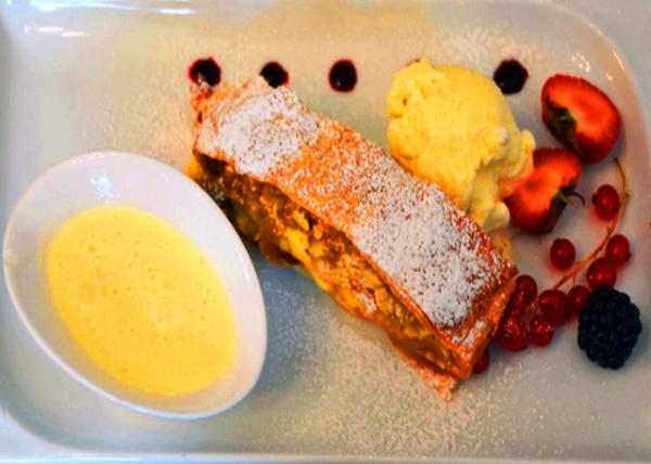 2017-07-02_Restaurant Alpenrose am See_Self-made Apple Strudel w Vanilla Sauce ��ɽõ���������������ݽ�ƻ�������ڱ�0001.JPG