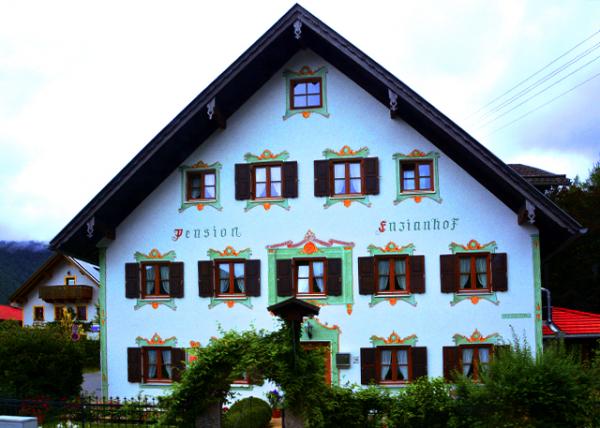 09_2017-07-02_Oberammergau_Pension Gästehaus Enzianhof Featurin L��ftlmalerei, a Traditional Bavarian Art form of Fresco Painting on House Facades in the 18th C.jpg