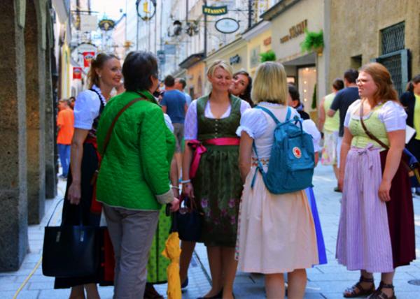 2017-07-04_Getreidegasse_Tracht  or Traditional Garments ���׷���-40001.JPG