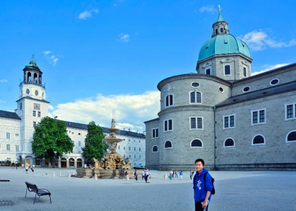 2017-07-03_Residenzplatz, a Particularly Splendid Square between the 2 Former Residences of the Prince-Archbishops in the Heart of the Salzburg Historic District0001.JPG