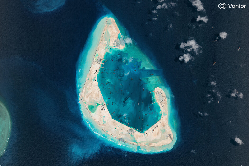 今年4月拍摄的越南海岸附近羚羊礁卫星图像。通过建设这样的人工岛屿，中国得以扩大在南海争议海域的控制范围。
