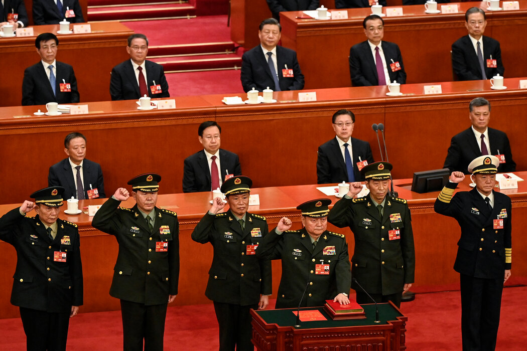 张又侠（前排）曾是中国军队的最高级现役将领。在一场针对军队内部腐败与不忠诚行为的大规模整肃行动中，他与多名将军一同遭清洗。