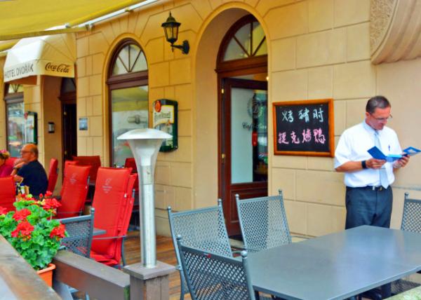 2017-07-07_Hotel Dvoi��k w Chinese Menu on Placard �����Ŀ˾Ƶꡤ���Ĳ���������-10001.JPG