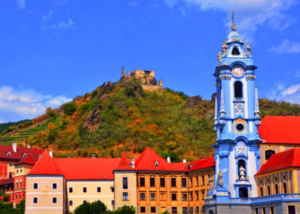 2017-07-08_Bell Tower of D��rnstein Abbey against D��rnstein Castle ����ʩ̹�޵�Ժ��¥�뱳��ĳǱ�-40001.JPG