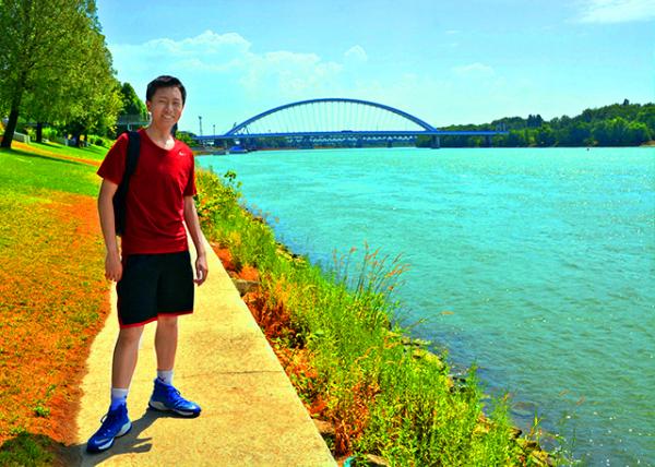 23_2017-07-10_Bridge_Apollo over the Danube-10001.jpg