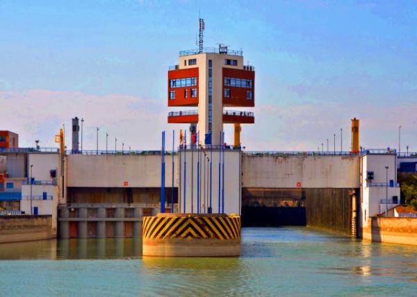 2017-07-10_Gabc��kovo Dam_Control Tower0001.JPG