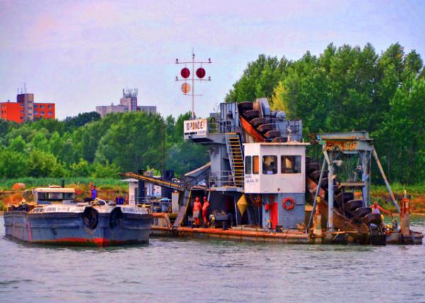 2017-07-10_SK_Vessel_BD Povazie, a Dredging Vessel & a Cargo Barge������� ���ബ-10001.JPG