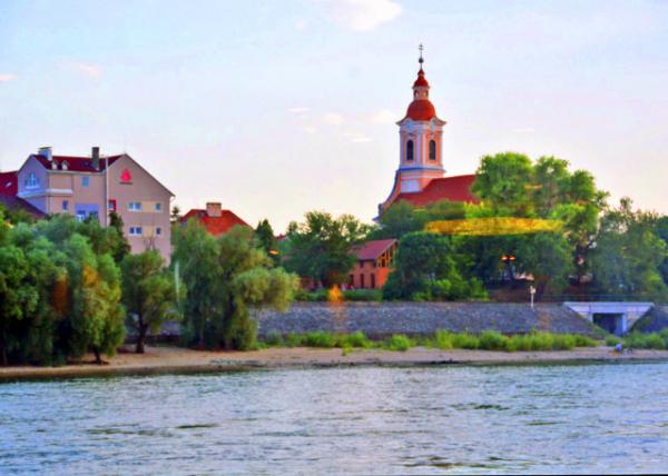 2017-07-10_HU_Riverside Promenade in V��c0001.JPG