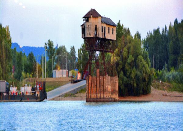 2017-07-10_Stilt Houses, the Esztergom Coal Loader Constructed in 1927-10001.JPG