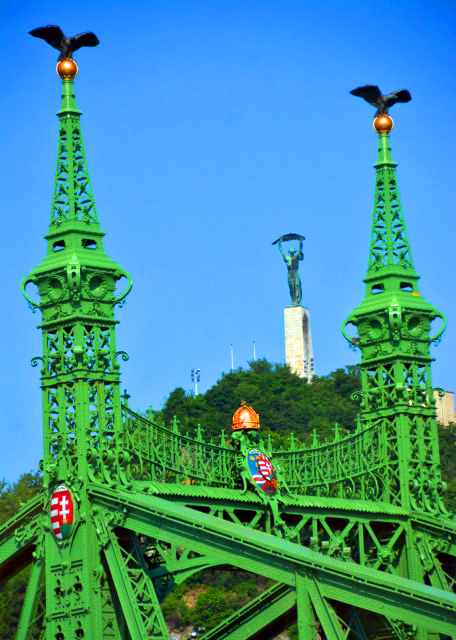 2017-07-11_Liberty Bridge & Liberty Statue behind �������뱳������ɼ��-10001.JPG