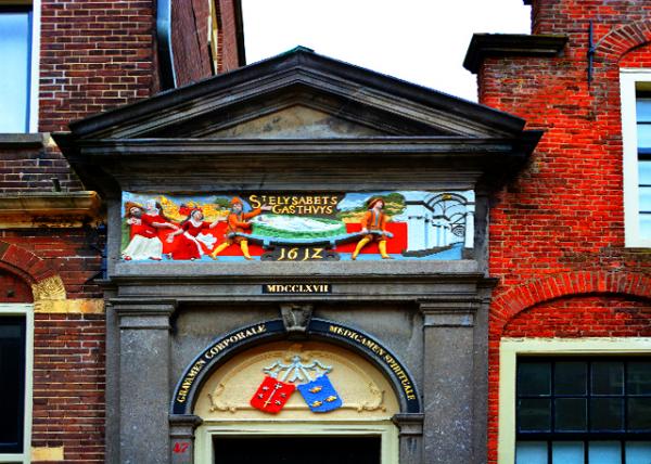 2017-08-15_Elisabeth Gasthuis Poort w the Painted Gable Stone Dating back to 1612����ɯ��ҽԺ���š��ʻ�ɽǽʯ��׷�ݵ� 1612��0001.jpg
