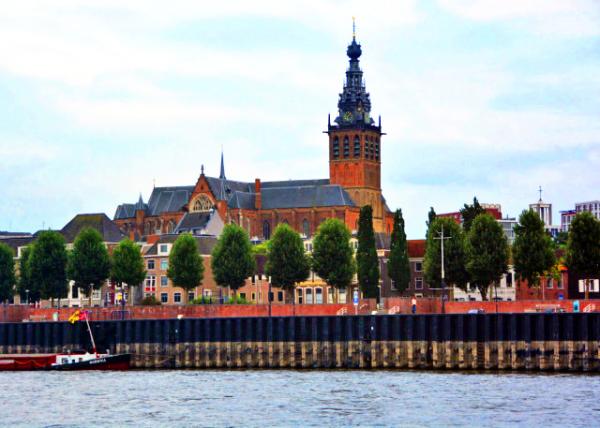 2017-08-17_Nijmegen_St Steven's Church on Market Sq over Waal-20001.JPG