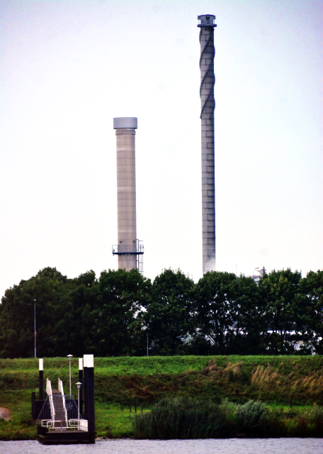 07_2017-08-17_Waal River_Chimney Towers �̴���0001.JPG