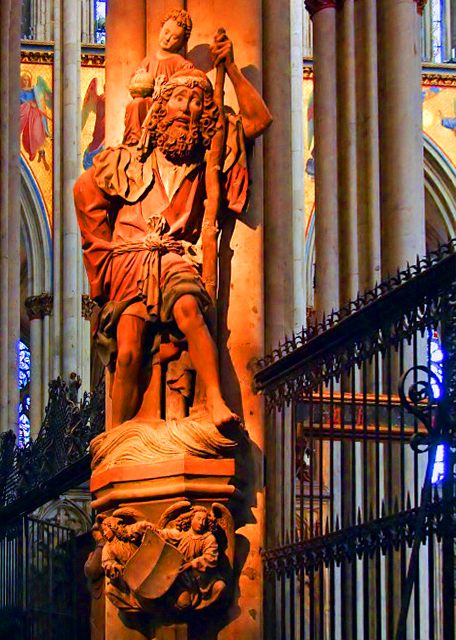24_2017-08-18_Kölner Dom_The Medieval Statue of St. Christopher Welcomes Travellers0001.JPG