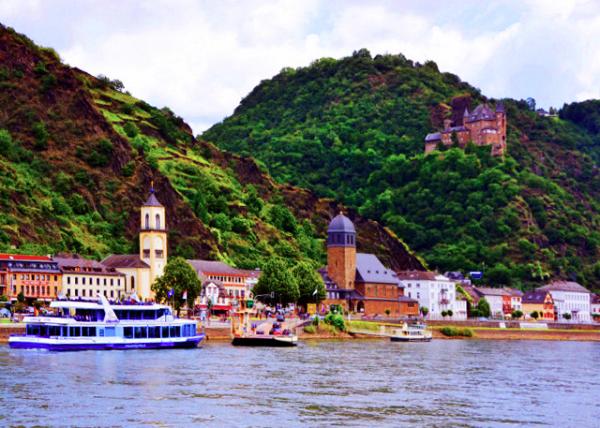 15_2017-08-19_St Goarshausen_Katz Castle above St. John the Baptist @ R & Evangelische Kirche @ L-40001.JPG