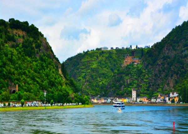 11_2017-08-19_Rhine_St Goar @ L & St Goarshausen @ R at Rheinkilometer 554-10001.JPG