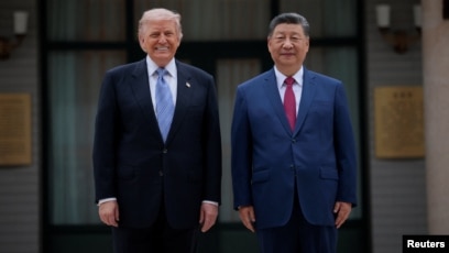 唐纳德·特朗普总统在北京中南海花园参观期间,与中国国家主席习近平合影留念。(2026年5月15日)