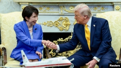 资料照片:2026年3月19日,特朗普总统在白宫椭圆形办公室会晤日本首相高市早苗并握手。