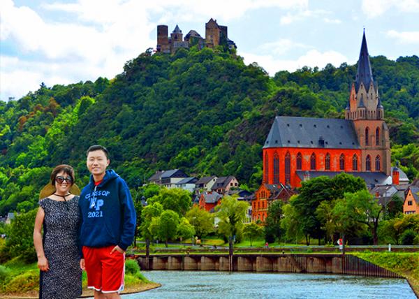 08_2017-08-19_Oberwesel_Schönburg Castle above Pfarrkirche Liebfrauen or Church of Our Lady-2M0001.jpg