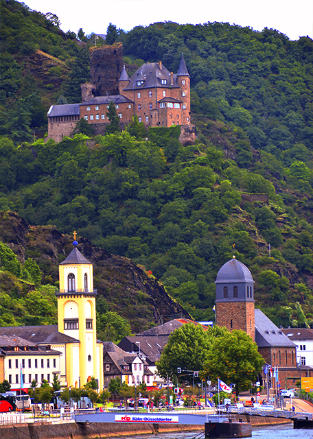15_2017-08-19_St Goarshausen_Burg Katz Built in the 14th Century above St. John's Catholic Church & Protestant Church0001.jpg