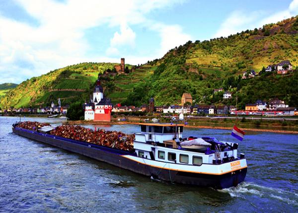 2017-08-19_Kaub_Metal Cargo in Front of Castles of Pfalzgrafenstein & Gutenfels ��������0001.JPG