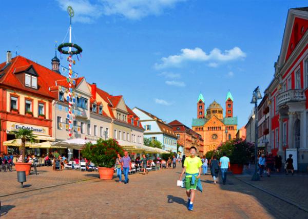 01_2017-08-20_Maximilianstraße w Cathedral in the Background-30001.JPG