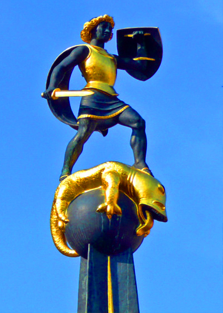 17_2017-08-20_Fountain_St. George Fountain w a Statue of St. George the Dragon Slayer ʥ������Ȫ��������ʥ���ε���-20001.JPG